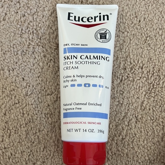 Eucerin light skin calming lotion plus Dermasil dry skin treatment - Picture 2 of 3